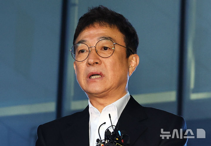 [서울=뉴시스] 최진석 기자 = 도로교통법 위반(음주운전·사고후미조치) 혐의를 받고 있는 배우 이재룡이 10일 서울 강남경찰서에서 피의자 조사를 마친 뒤 심경을 밝히고 있다. 2026.03.10. myjs@newsis.com