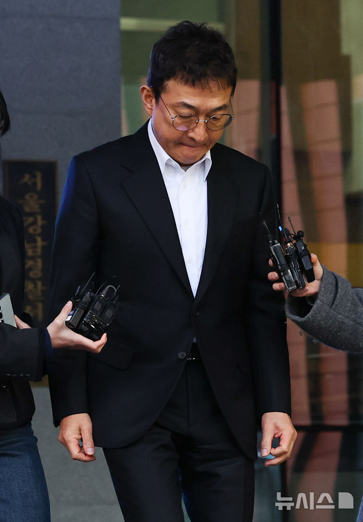 [서울=뉴시스] 최진석 기자 = 도로교통법 위반(음주운전·사고후미조치) 혐의를 받고 있는 배우 이재룡이 10일 서울 강남경찰서에서 피의자 조사를 마친 뒤 귀가하고 있다. 2026.03.10. myjs@newsis.com