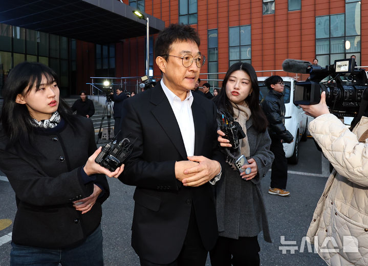 [서울=뉴시스] 최진석 기자 = 도로교통법 위반(음주운전·사고후미조치) 혐의를 받고 있는 배우 이재룡이 10일 서울 강남경찰서에서 피의자 조사를 마친 뒤 귀가하고 있다. 2026.03.10. myjs@newsis.com