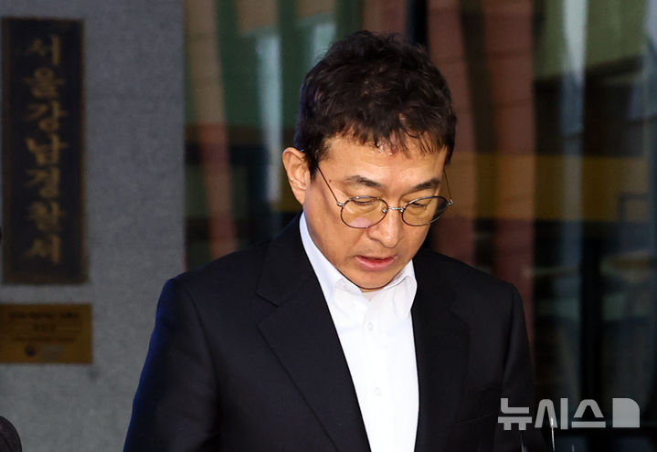 [서울=뉴시스] 최진석 기자 = 도로교통법 위반(음주운전·사고후미조치) 혐의를 받고 있는 배우 이재룡이 10일 서울 강남경찰서에서 피의자 조사를 마친 뒤 귀가하고 있다. 2026.03.10. myjs@newsis.com