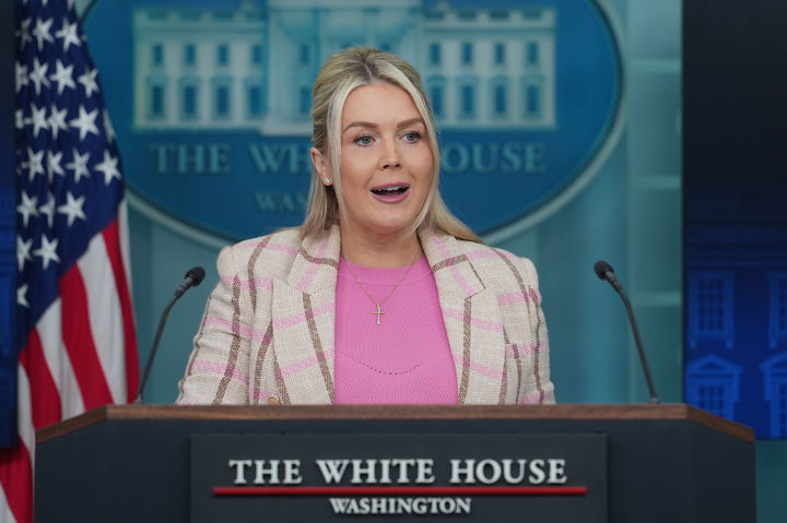 [워싱턴=AP/뉴시스]캐럴라인 레빗 백악관 대변인이 10일(현지 시간) 정례브리핑에서 취재진 질문에 답하고 있다. 2026.03.11.