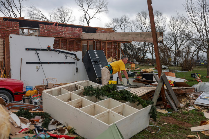 [베그스=AP/뉴시스] 10일(현지 시간) 미 오클라호마주 베그스에서 주민들이 이곳을 강타한 토네이도로 파손된 가옥을 정리하고 있다. 지난 주말 사이에 미 중부에서 18개의 토네이도가 발생해 오클라호마주에서 최소 4명이 사망한 것으로 집계됐다. 2026.03.11.