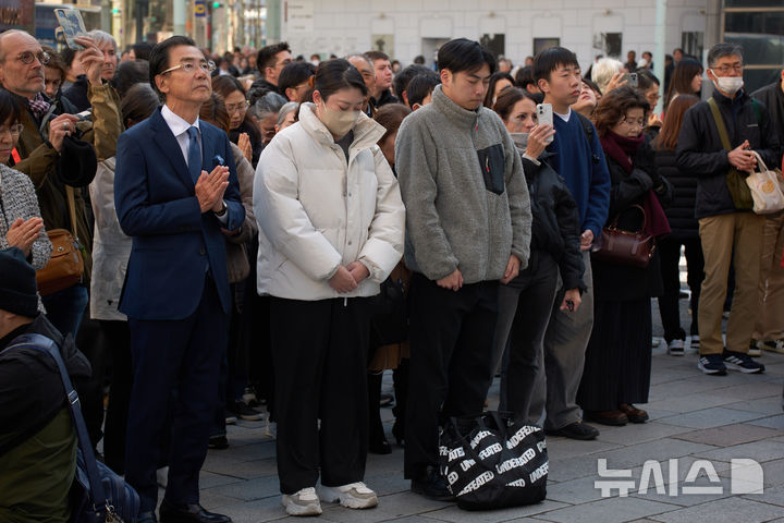 [도쿄=AP/뉴시스] 동일본대지진과 후쿠시마 제1원자력발전소 사고가 발생한지 15년인 11일 일본 도쿄에서 지진이 발생한 오후 2시 46분에 맞춰 묵념하고 있다. 2026.03.11.
