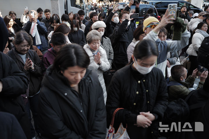 [도쿄=AP/뉴시스] 동일본대지진과 후쿠시마 제1원자력발전소 사고가 발생한지 15년인 11일 일본 도쿄에서 지진이 발생한 오후 2시 46분에 맞춰 묵념하고 있다. 2026.03.11.