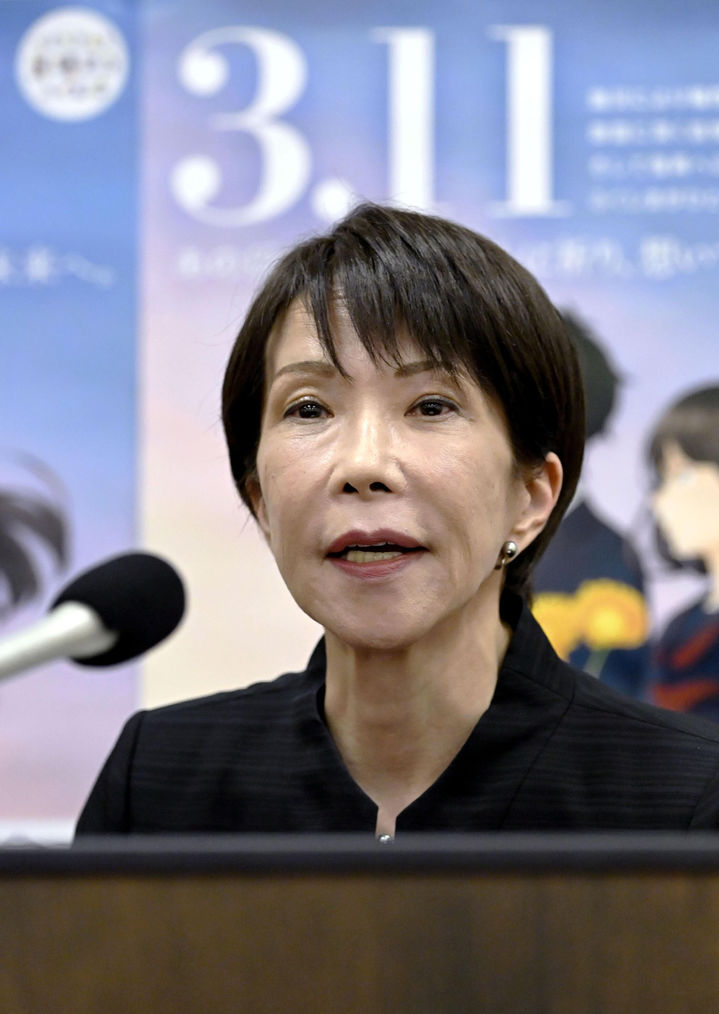 [후쿠시마=AP/뉴시스]미국 워싱턴에서 오는 19일(현지 시간) 미일 정상회담을 앞두고 일본 정부는 지난 17일 장관급 국가안보회의(NSC)를 열어 중동 정세를 논의했다. 도널드 트럼프 미 대통령의 호르무즈 해협에 사실상 군함을 파견해달라 요청한 점도 논의한 것으로 전해졌다.&nbsp; 사진은 지난 11일 다카이치 사나에 일본 총리가 후쿠시마현에서 열린 동일본대지진 후쿠시마 제1 원자력발전소 사고 15주기 행사에 참석해 발언하고 있는 모습. 2026.03.18. 