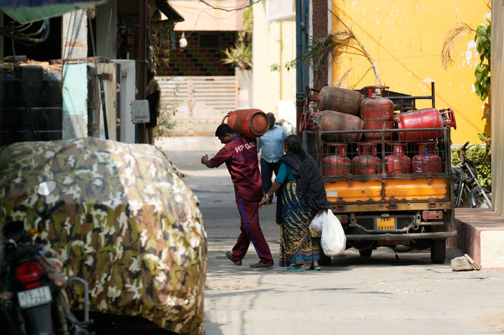 [하이데라바드=AP/뉴시스] 지난달 11일(현지시각) 인도 하이데라바드 시내에서 한 배달원이 LPG 가스통을 옮기고 있다. 2026.04.03.