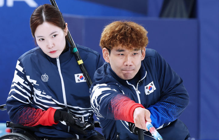 [서울=뉴시스] 백혜진-이용석이 10일(현지 시간) 이탈리아 코르티나담페초의 코르티나 올림픽 컬링 스타디움에서 열린 미국과의 2026 밀라노·코르티나담페초 동계패럴림픽 휠체어컬링 믹스더블 준결승에서 경기를 펼치고 있다. (사진 = 대한장애인체육회 제공) *재판매 및 DB 금지