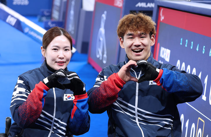 [서울=뉴시스] 백혜진-이용석이 10일(현지 시간) 이탈리아 코르티나담페초의 코르티나 올림픽 컬링 스타디움에서 열린 미국과의 2026 밀라노·코르티나담페초 동계패럴림픽 휠체어컬링 믹스더블 준결승에서 6-3으로 승리한 뒤 기뻐하고 있다. (사진 = 대한장애인체육회 제공) *재판매 및 DB 금지