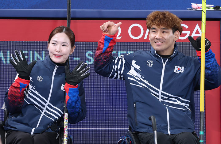 [서울=뉴시스] 백혜진-이용석이 10일(현지 시간) 이탈리아 코르티나담페초의 코르티나 올림픽 컬링 스타디움에서 열린 미국과의 2026 밀라노·코르티나담페초 동계패럴림픽 휠체어컬링 믹스더블 준결승에서 6-3으로 승리한 뒤 기뻐하고 있다. (사진 = 대한장애인체육회 제공) *재판매 및 DB 금지