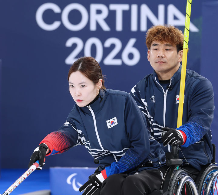 [서울=뉴시스] 백혜진-이용석이 10일(현지 시간) 이탈리아 코르티나담페초의 코르티나 올림픽 컬링 스타디움에서 열린 미국과의 2026 밀라노·코르티나담페초 동계패럴림픽 휠체어컬링 믹스더블 준결승에서 경기를 펼치고 있다. (사진 = 대한장애인체육회 제공) *재판매 및 DB 금지