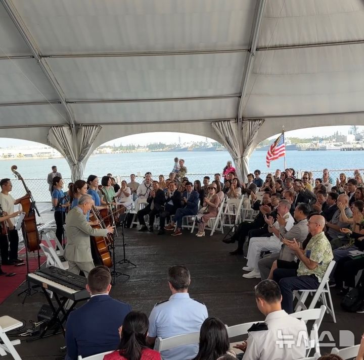 [성남=뉴시스]미주리호 선상에서 공연하고 있는 금난새 지휘자와 뉴월드 챔버 오케스트라(사진=아리랑tv 제공)2026.03.11.photo@newsis.com