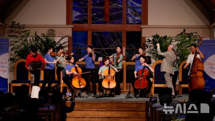 [성남=뉴시스]하와이 그리스도연합감리교회에서 금난새 지휘자와 뉴월드 챔버 오케스트라가 공연하고 있다(사진=아리랑tv 제공)2026.03.11.photo@newsis.com