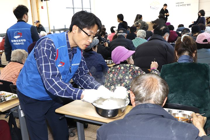 도로공사 강원, 지역 어르신 150명에 '사랑의 무료 배식 봉사'