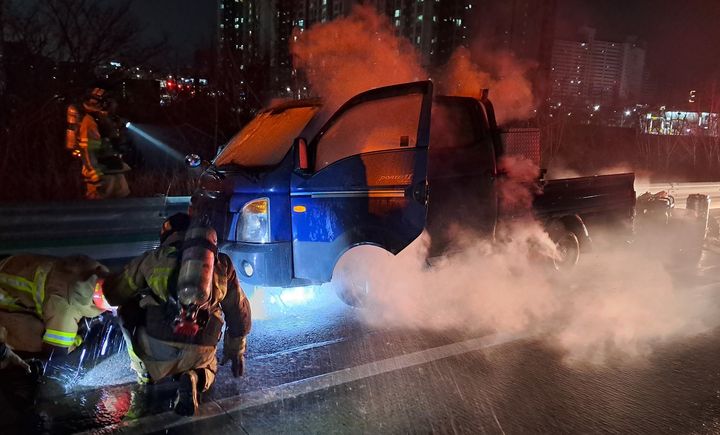 경부고속도로 운행 중 포터차량 화재 (사진=경북소방본부 제공) *재판매 및 DB 금지