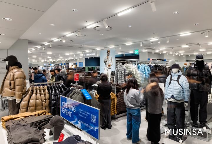 [서울=뉴시스] 무신사스탠다드 아이파크몰 매장 전경. (사진=무신사 제공) *재판매 및 DB 금지