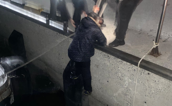 [진도=뉴시스] 11일 오전 1시35분께 전남 진도군 임회면 서망항 인근 해상에서 '사람이 바다에 빠졌다'는 신고가 접수돼 해경이 구조에 나서고 있다. (사진 = 목포해경 제공) 2026.03.11. photo@newsis.com *재판매 및 DB 금지