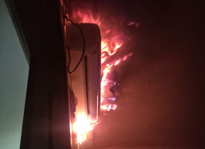 [대전=뉴시스] 10일 오후 5시19분께 대전시 유성구 궁동 8층 상가 건물 3층 마사지업소에서 불이 나 불길이 맹렬히 타오르고 있다. (사진=대전 유성소방서 제공) 2026.03.11. photo@newsis.com *재판매 및 DB 금지