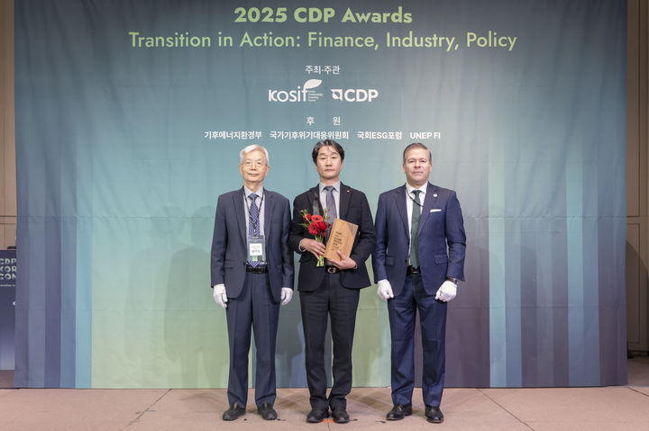[서울=뉴시스] ㈜한화는 지난 10일 CDP(탄소정보공개 프로젝트) 한국위원회가 주최한 '2025 CDP 코리아 어워드'에서 산업재 부문 '탄소경영 섹터 아너스'에 선정돼 3년 연속 수상의 영예를 차지했다고 11일 밝혔다. (사진=한화 제공) 2026.03.11. photo@newsis.com *재판매 및 DB 금지