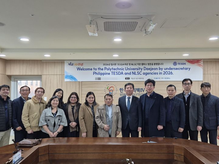 [대전=뉴시스] 한국폴리텍Ⅳ대학 대전캠퍼스를 방문한 필리핀 기술교육기능개발청 관계자들 기념촬영. (사진=대전캠퍼스 제공) 2026.03.11. photo@newsis.com *재판매 및 DB 금지