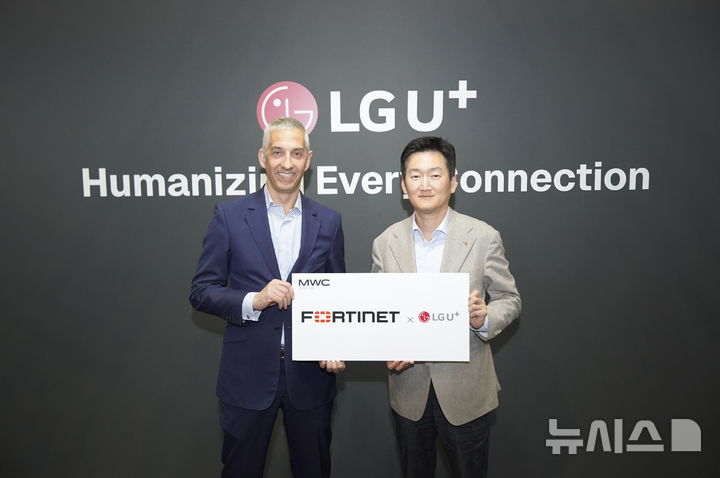 [서울=뉴시스]LG유플러스가 글로벌 사이버 보안 기업 포티넷(Fortinet)과 손잡고 차세대 보안 서비스를 선보일 계획이라고 11일 밝혔다. 사진은 지난 4일(현지시간) MWC26 LG유플러스 전시부스에서 열린 협약식에서 권용현 LG유플러스 엔터프라이즈부문장(오른쪽)과 토마스 데뤼 포티넷 유럽·중동·아프리카 및 남아시아 채널 영업총괄이 기념사진을 촬영하는 모습. (사진=LG유플러스 제공)