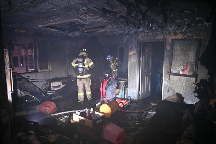 [대구=뉴시스] 10일 오후 7시12분께 대구 북구 관음동 한 3층짜리 다가구주택 3층에서 화재가 발생했다. (사진=대구강북소방서 제공) 2026.03.11. photo@newsis.com *재판매 및 DB 금지