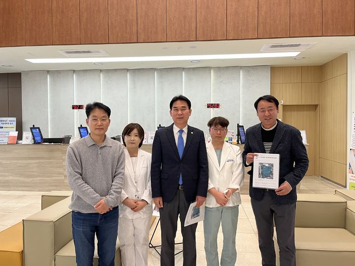 [양산=뉴시스] 최선호(가운데) 부의장이 물금 소재 한아름병원을 방문해 달빛어린이병원 운영 현황을 점검했다. (사진=최선호 선거사무실 제공) 2026.03.12. photo@newsis.com *재판매 및 DB 금지