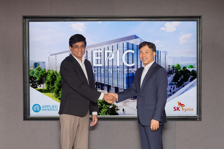 프라부 라자 어플라이드 머티어리얼즈 반도체 제품 그룹 사장(왼쪽)과 곽노정 SK하이닉스 대표이사 사장이 장기 협력 계약 체결을 기념해 사진을 촬영하고 있다. (사진=어플라이드 머티어리얼즈 제공) *재판매 및 DB 금지