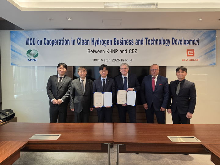 [세종=뉴시스] 한국수력원자력이 지난 10일 체코전력공사(CEZ)와 '청정수소 사업 및 기술개발 협력'을 위한 업무협약을 체결했다. 사진은 왼쪽에서 세 번째 공영곤 한수원 수소융복합처 처장, 네 번째 얀 시하(Jan Šícha) 체코전력공사 혁신처 처장. (사진=한수원 제공) 2026.03.11. photo@newsis.com *재판매 및 DB 금지