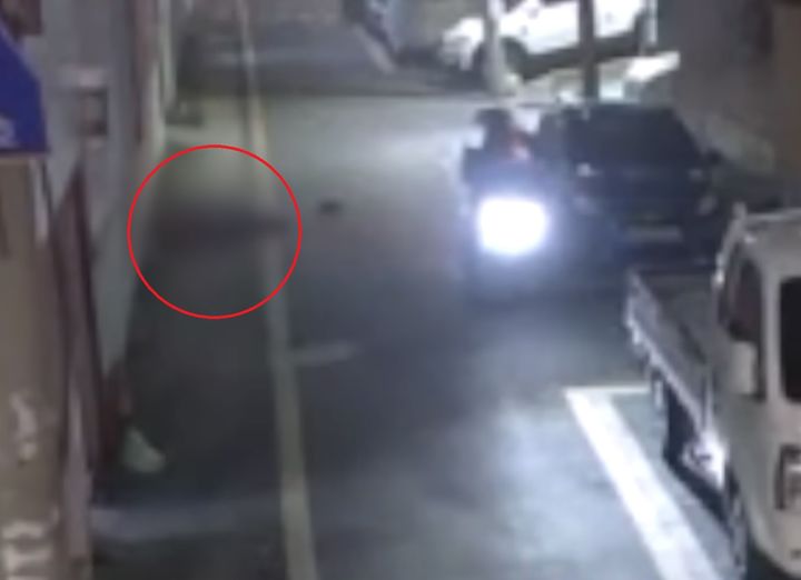 [뉴시스] 70대 여성을 오토바이로 들이받은 뒤 도주한 30대 배달원이 경찰에 붙잡힌 사실이 뒤늦게 알려졌다. (사진=JTBC '사건반장' 캡처) *재판매 및 DB 금지