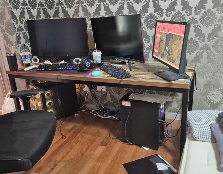 [서울=뉴시스] 서울동부지검 보이스피싱범죄 합동수사부(부장검사 이태순)는 미얀마 소재 '원구단지'에서 한국인을 상대로 한 로맨스 스캠 범죄단체를 적발해 범죄단체가입·활동 혐의로 조직원 9명을 입건하고 5명을 구속기소했다고 11일 밝혔다. 사진은 미얀마에서 귀국한 조직원이 한 아파트 거실을 자금세탁 사무실로 개조한 모습.(사진=서울동부지검 제공) 2026.03.11. photo@newsis.com*재판매 및 DB 금지 *재판매 및 DB 금지