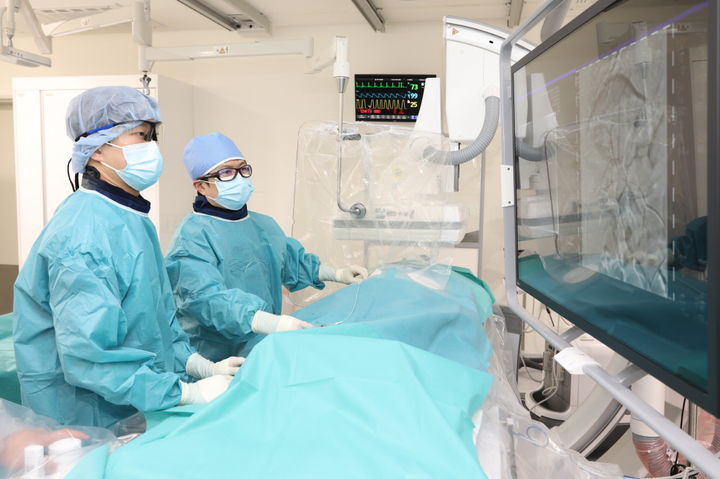 [천안=뉴시스] 순천향대천안병원 이형남 교수 집도 모습. (사진=순천향대천안병원 제공) 2026.03.11 photo@newsis.com *재판매 및 DB 금지
