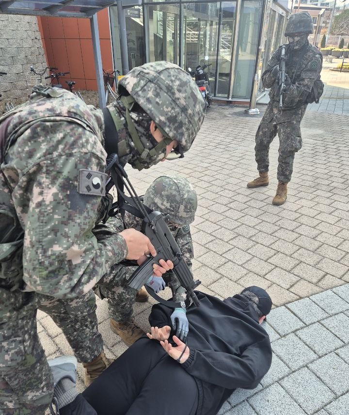 [대구=뉴시스] 육군 제50보병사단 영덕대대는 경북 영덕역에서 민·관·군·경·소방이 참여한 통합방위 대테러 대응 훈련을 실시했다. (사진=육군 50사단 제공) 2026.03.11. photo@newsis.com *재판매 및 DB 금지