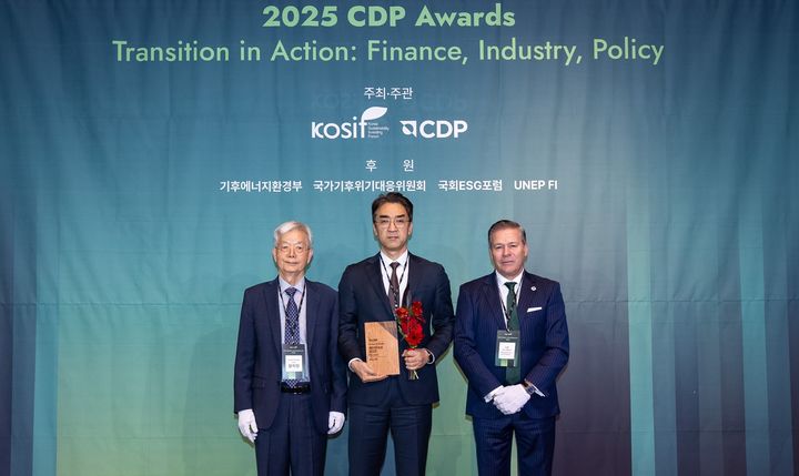 [서울=뉴시스] 사진은 지난 10일 여의도 글래드 호텔에서 열린 'CDP Korea Awards'에서 배수민 KT&G 지속경영본부장(가운데), 장지인 CDP 한국위원회 위원장(왼쪽), 호세 오르도네스 CDP Global APAC 총괄대표(오른쪽)가 기념촬영을 하고 있는 모습.(사진=KT&G) *재판매 및 DB 금지