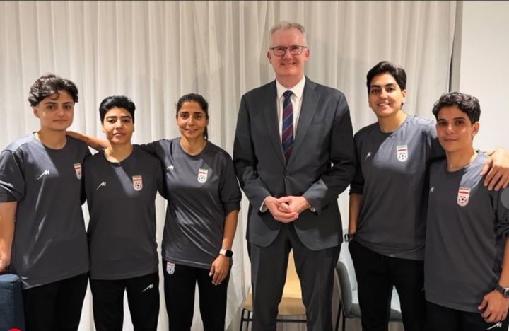 [골드 코스트(호주)=AP/뉴시스] 앤서니 앨버니지 호주 총리가 10일 망명을 신청해 인도주의 비자가 발급된 이란 여자 축구 선수 5명과 밝은 표정으로 사진을 찍고 있다.2026.03.11. *재판매 및 DB 금지