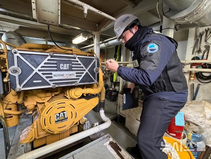 [서울=뉴시스] 한국해양교통안전공단(KOMSA) 운항관리자가 여객선 기관실에서 주기관 점검을 하고 있다.