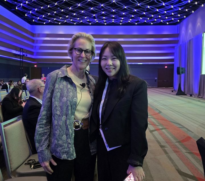 [서울=뉴시스] Pittcon 2026 행사장에서 김지나(오른쪽) 인사이트뷰테크 대표가 2018년 노벨 화학상 수상자 프랜시스 아널드교수와 기념 촬영을 하고 있다. (사진=번개장터 제공) 2026.03.11. photo@newsis.cpm *재판매 및 DB 금지