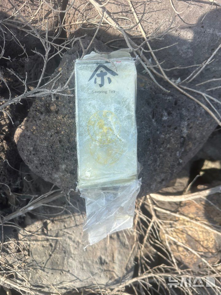 [제주=뉴시스] 10일 오후 제주 서귀포사 성산읍 해안가에서 발견된 차 포장지에 담긴 향정신성의약품 케타민. (사진=제주지방해양경찰청 제공) 2026.03.11 photo@newsis.com 