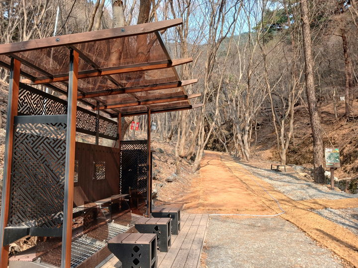 [예산=뉴시스] 지난해 말 보수를 끝내고 이달부터 본격 운영을 개시한 충남 예산 금오산 향천사 황톳길 모습. (사진=예산군 제공) 2026.03.11. photo@newsis.com *재판매 및 DB 금지