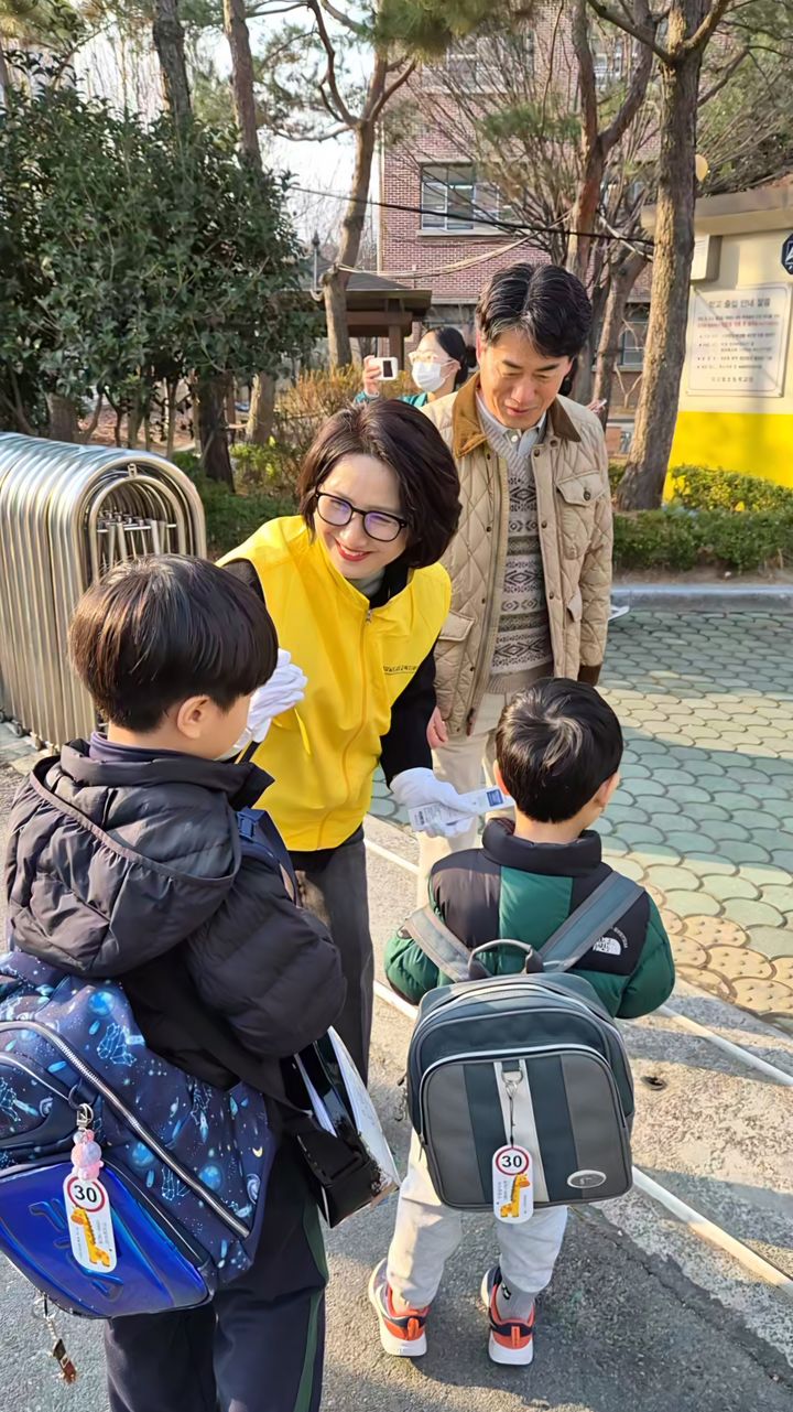 [밀양=뉴시스] 박정화 교육장이 등교하는 학생들에게 학교폭력 예방 홍보물을 나눠주고 있다. (사진= 밀양교육지원청 제공) 2026.03.11. photo@newsis.com *재판매 및 DB 금지