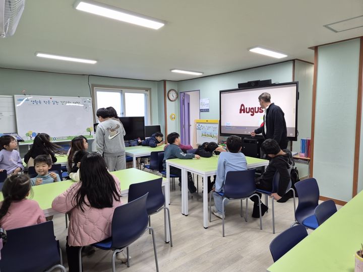 [밀양=뉴시스] 영어 강사가 지역아동센터를 방문해 영어 그림책 스토리텔링 수업을 진행하고 있다. (사진= 밀양시 제공) 2026.03.11. photo@newsis.com *재판매 및 DB 금지