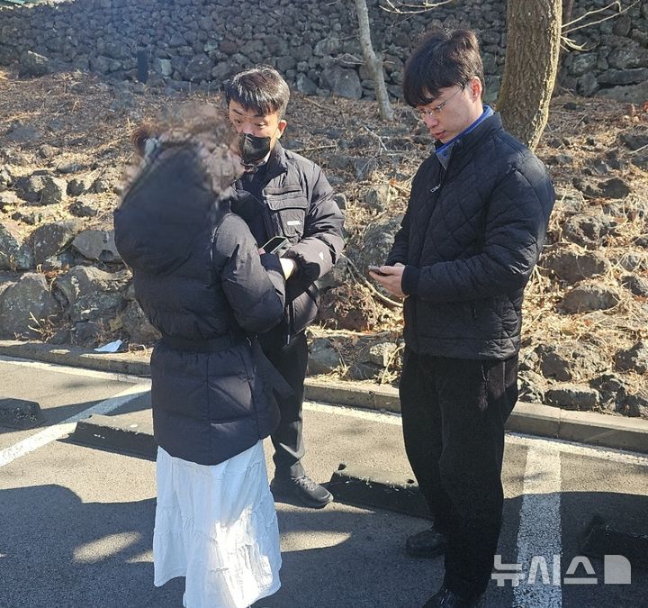 [제주=뉴시스] 제주도자치경찰단이 2월 서귀포시 소재 관광지에서 무등록여행업을 한 외국인을 적발해 조사하고 있다. (사진=제주도자치경찰단 제공) 2026.03.11. photo@newsis.com