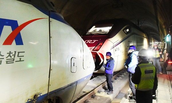 [서울=뉴시스] 에스알은 11일 경기도 성남시에 위치한 율현터널 1번 수직구에서 열차가 탈선하는 상황을 가정해 복구 체계를 점검하는 유관기관 합동 비상대응 종합훈련을 실시했다고 밝혔다. 2026.03.11. (사진=에스알 제공) photo@newsis.com *재판매 및 DB 금지
