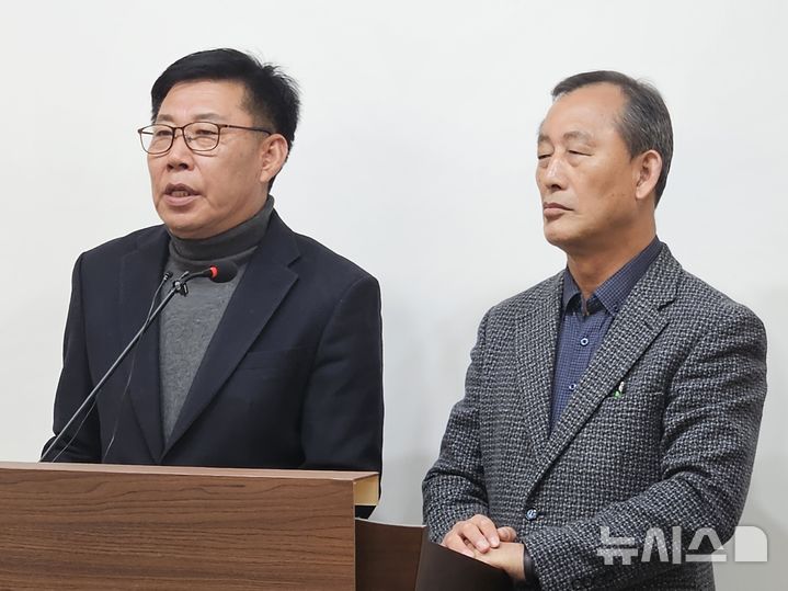 [청주=뉴시스] 이도근 기자 = 더불어민주당 권리당원들이 11일 충북 청주시 상당구 문화동 충북도청 브리핑룸에서 충북도당 당원 명부 유출 의혹에 대한 재조사와 관련자 경선 배제 등을 촉구하는 기자회견을 하고 있다. 2026.03.11. nulha@newsis.com