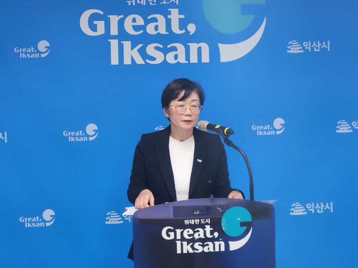 [익산=뉴시스] 나은정 전북 익산시 복지국장이 11일 오전 시청에서 브리핑을 하고 있다. (사진=익산시 제공) 2026.03.11. photo@newsis.com *재판매 및 DB 금지