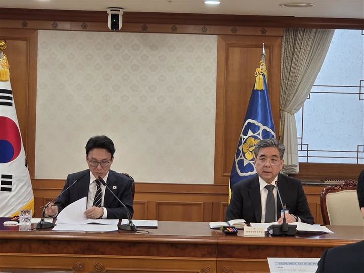 [서울=뉴시스] 김민석(왼쪽) 국무총리와 장재훈(오른쪽) 현대차그룹 부회장이 11일 정부서울청사에서 열린 새만금·전북 대혁신 테스크포스(TF)에 참석했다. (사진=현대차그룹 제공) 2026.3.11. photo@newsis.com *재판매 및 DB 금지