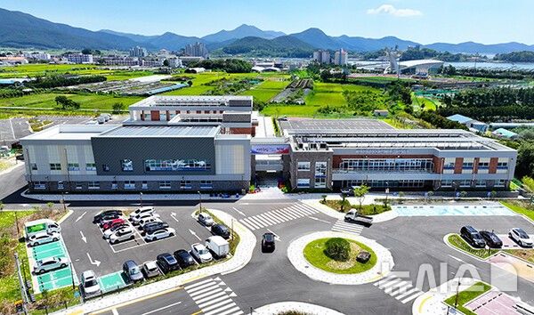 [거제=뉴시스] 신정철 기자= 경남 거제시는 오는 12일부터 20일까지 초·중·고등학생과 거제시 관내 청소년 430명을 대상으로 학생 승마체험에 참여할 참가자를 모집한다고 11일 밝혔다.사진은 거제시농업기술센터 전경.(사진=뉴시스DB).2026.03.11. sin@newsis.com