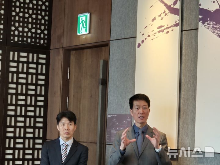 [서울=뉴시스] 신효령 기자 = 시큐리티스코어카드가 11일 서울 강남구 파크하얏트호텔에서 기자회견을 열고 한국 지사 설립을 발표했다. 사진은 시큐리티스코어카드 박영열 상무, 우청하 지사장. 2026.03.11. photo@newsis.com