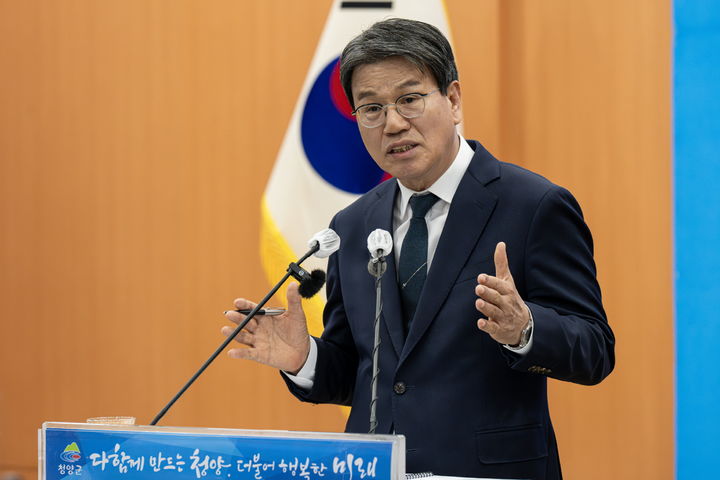 [청양=뉴시스] 조명휘 기자 = 김돈곤 청양군수가 11일 군청 대회의실에서 농어촌 기본소득 시범사업과 인구증가에 대해 브리핑하고 있다. (사진= 청양군 제공) 2026.03.11. photo@newsis.com *재판매 및 DB 금지
