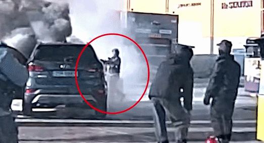 [서울=뉴시스]지난달 3일 충북의 한 복합 충전소에서 주유 중인 차량에 화재가 발생하자, 현장에 출동한 경찰이 초기 진화에 나섰다. (사진 출처: 대한민국 경찰청 공식 유튜브 채널 캡처)