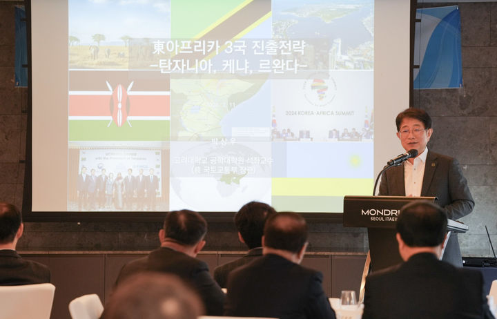 [서울=뉴시스] 박상우 전 국토교통부 장관은 11일 오전 서울 용산구 몬드리안 호텔에서 열린 사단법인 '동아프리카 건설협력 포럼' 조찬 강연에서 탄자니아, 케냐, 르완다 등 동아프리카 3국에 대한 한국 기업의 전략적 진출 방안을 제시했다. (사진=K-FINCO 제공) 2026.03.11. photo@newsis.com *재판매 및 DB 금지